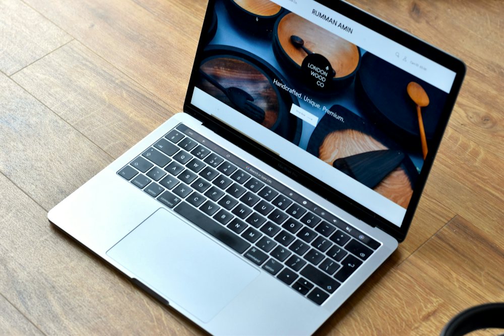 Laptop con una página web abierta sobre un escritorio de madera