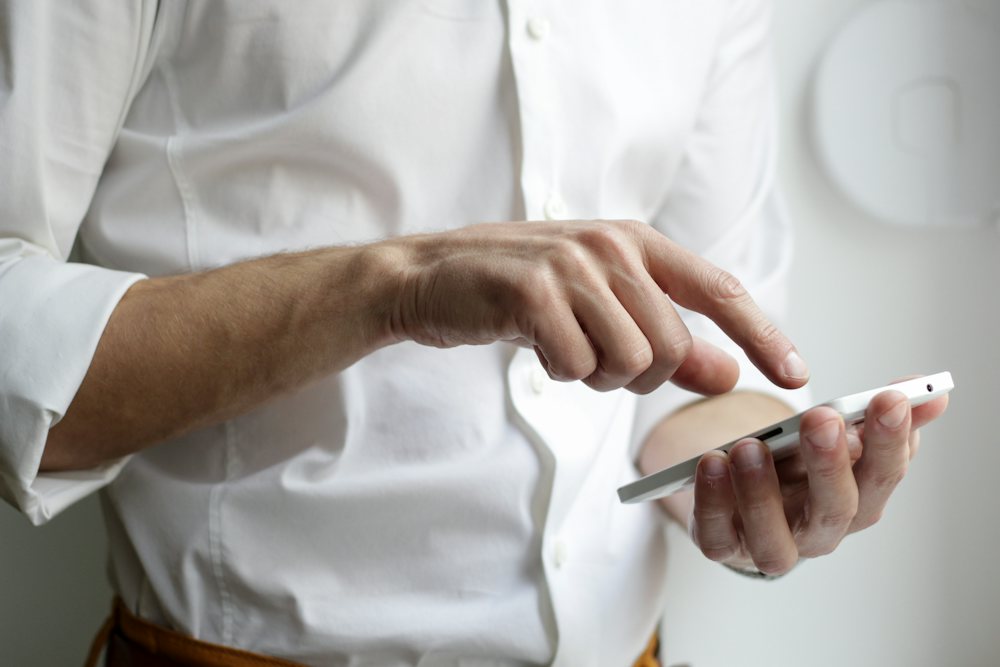 Persona escribiendo un mensaje en su celular